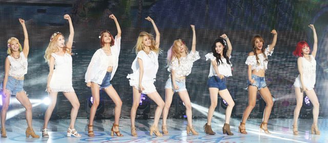 메인이미지  20 : 새 싱글음반 '파티'(PARTY)를 발표한 걸그룹 소녀시대가 7일 오후 서울 중구 장충동 반얀트리 클럽 & 스파에서 열린 쇼케이스에서 신곡 '파티'(Party)를 선보이고 있다.