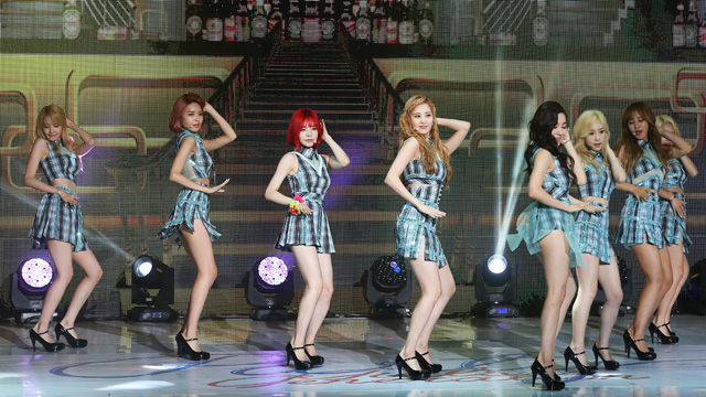메인이미지  13 :  새 싱글음반 '파티'(PARTY)를 발표한 걸그룹 소녀시대가 7일 오후 서울 중구 장충동 반얀트리 클럽 & 스파에서 열린 쇼케이스에서 신곡 '체크'(Check)를 선보이고 있다. 