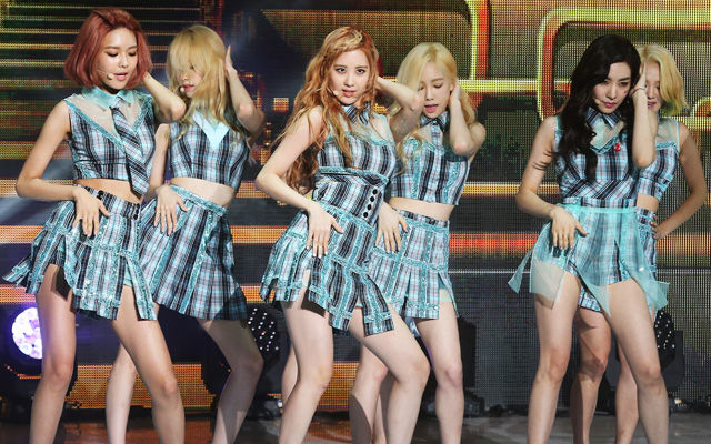 메인이미지  11 :  새 싱글음반 '파티'(PARTY)를 발표한 걸그룹 소녀시대가 7일 오후 서울 중구 장충동 반얀트리 클럽 & 스파에서 열린 쇼케이스에서 신곡 '체크'(Check)를 선보이고 있다. 