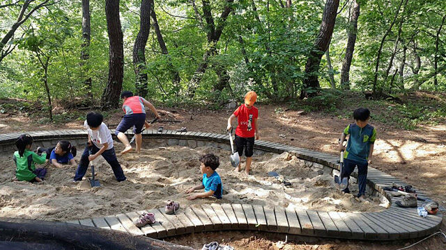 메인이미지  3 : 30년 동안 일반에 공개되지 않았던 서울대공원 내 5만㎡ 숲이 '산림치유숲'으로 변신해 시민들에게 개방된다. 서울대공원은 숲은 물론 청계산 골짜기로부터 이어지는 계곡과 약 10m 높이의 천연폭포까지 자연환경이 잘 보존된 숲을 각종 스트레스가 많은 도시민의 치유공간으로 13일부터 문을 연다고 8일 소개했다. (서울=연합뉴스)