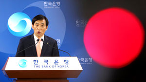 [슬라이드 포토] 올 경제성장률 '빨간불'&hellip;굳은 표정의 한은 총재
