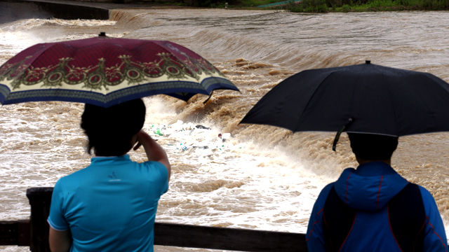 메인이미지  2 : 울산지역에 호우주의보가 발효된 9일 오전 울산시 북구 중산동 속심이보가 불어난 동천강에 잠겨 보이지 않고 있다. (연합뉴스)