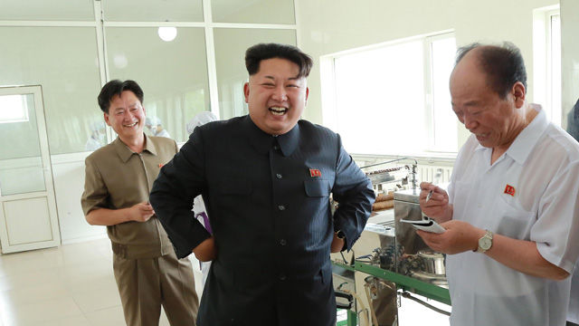 메인이미지  1 : 북한 김정은 국방위원회 제1위원장이 평양대경김가공공장을 현지지도했다고 조선중앙통신이 11일 보도했다.