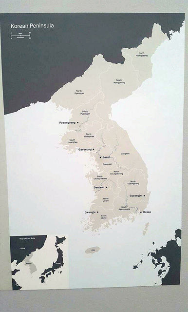 메인이미지  2 : 세계 4대 박물관 중 하나인 미국 뉴욕의 메트로폴리탄박물관에 전시된 한국 관련 지도에 울릉도와 독도가 없는 등 오류가 적지 않은 것으로 밝혀졌다. '한국 바로 알리기'를 위해 10일(현지시간)부터 미국 뉴욕&middot;뉴저지, 워싱턴DC 등을 돌고 있는 사이버 외교사절단 반크의 '신(新) 헤이그 특사단'은 11일 이 박물관을 관람하고 여러 오류를 발견해 12일 연합뉴스에 제보했다. 사진은 박물관 '한국관'에 있는 지도. 울릉도, 독도가 표기돼 있지 않다. (서울=연합뉴스)