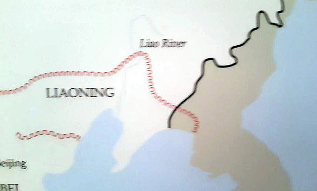 메인이미지  1 : 세계 4대 박물관 중 하나인 미국 뉴욕의 메트로폴리탄박물관에 전시된 한국 관련 지도에 울릉도와 독도가 없는 등 오류가 적지 않은 것으로 밝혀졌다. '한국 바로 알리기'를 위해 10일(현지시간)부터 미국 뉴욕&middot;뉴저지, 워싱턴DC 등을 돌고 있는 사이버 외교사절단 반크의 '신(新) 헤이그 특사단'은 11일 이 박물관을 관람하고 여러 오류를 발견해 12일 연합뉴스에 제보했다. 사진은 박물관 '중국관'에 전시된 한(漢) 왕조(Han dynasty BC 206년∼AD 220년) 설명 지도. 만리장성이 평안남도 인근 지역까지 뻗쳐있다. (서울=연합뉴스)
