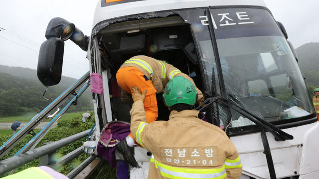 메인이미지  5 : 13일 오전 전남 담양군 대덕면 갈전리의 한 교각의 난간을 승객 30여명이 탑승한 화순 금호리조트행 버스가 들이받는 사고가 났다. 사진은 교각 난간을 들이받은 채 멈춰선 사고 버스에 소방대원이 진입해 추가 승객이 있는지 살펴보는 모습. (담양=연합뉴스)