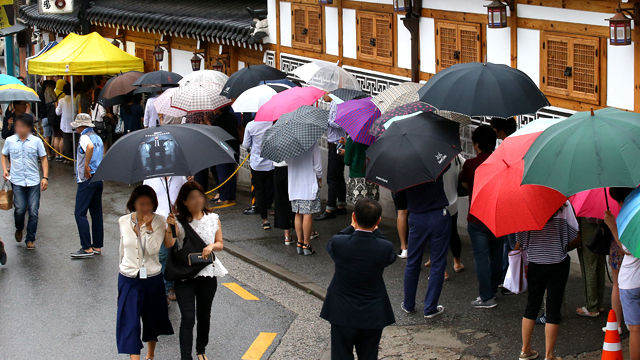 메인이미지  2 : 초복인 13일 서울 종로구의 한 삼계탕집 앞에 점심으로 삼계탕을 먹으려는 손님들이 길게 줄지어 서 있다. (연합뉴스)