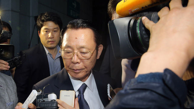메인이미지  1 : 거액의 세금을 내지않고 개인회생 과정에서 법원을 속인 혐의로 구속영장이 발부된 박성철 신원그룹 회장이 13일 오후 서울 서초구 서울중앙지검에서 나와 구치소로 가는 차량으로 향하며 취재진의 질문을 받고 있다.