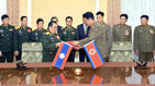 섬네일이미지  3:영식 북한 인민무력부장(오른쪽)과 생누안 사이냐랏 라오스 국방상이 13일 평양에서 양해문(양해각서&middot;MOU)을 서명했다고 조선중앙통신이 보도했다. 