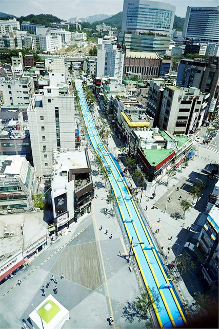 메인이미지  2 : 서울 서대문구는 오는 18&sim;19일 이틀간 오전 10시부터 오후 9시 30분까지 신촌 연세로에서 '시티슬라이드 페스타'를 연다고 14일 밝혔다. 이를 위해 한여름 뜨거운 아스팔트 위에 국내 최대 규모인 길이 350m의 초대형 워터 슬라이드가 설치된다. (서울=연합뉴스)