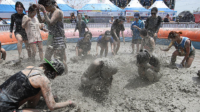 메인이미지  6 : 17일 충남 보령 대천해수욕장에서 열린 머드축제를 찾은 관광객들이 온몸에 머드를 흠뻑 바르고 즐거운 시간을 보내고 있다. (연합뉴스)