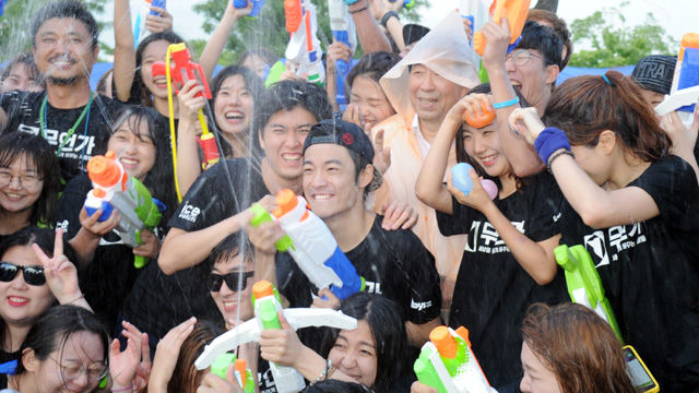 메인이미지  3 :  박원순 서울시장이 17일 오후 서울 여의도 한강시민공원에서 열린 2015 한강 몽땅 프로젝트 개막식에서 참가자들과 물총싸움을 마치고 기념촬영을 하고 있다.