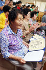 섬네일이미지  2:지난 1949년 울산시 북구 농소초등학교를 졸업해 이제는 대부분 여든을 넘긴 제자들이 18일 학교에서 아흔이 넘은 은사 이병직 전 울산교육장을 모시고 졸업식을 재연하는 행사를 열었다. (울산=연합)