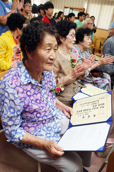 메인이미지  2 : 지난 1949년 울산시 북구 농소초등학교를 졸업해 이제는 대부분 여든을 넘긴 제자들이 18일 학교에서 아흔이 넘은 은사 이병직 전 울산교육장을 모시고 졸업식을 재연하는 행사를 열었다. (울산=연합)