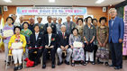 섬네일이미지  4:지난 1949년 울산시 북구 농소초등학교를 졸업해 이제는 대부분 여든을 넘긴 제자들이 18일 학교에서 아흔이 넘은 은사 이병직(앞줄 왼쪽에서 세번째) 전 울산교육장을 모시고 졸업식을 재연하는 행사를 열었다. 제자와 스승이 졸업재연 기념사진을 찍고 있다. (울산=연합)