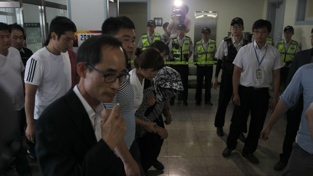 메인이미지  1 :  '농약 사이다' 살해사건의 피의자 박모(82) 할머니가 20일 오후 영장실질심사를 받기 위해 대구지방법원 상주지원 제1호 법정에 들어가고 있다. (상주=연합뉴스)