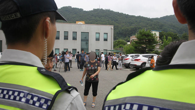 메인이미지  4 :  '농약 사이다' 살해사건 피의자 박모(82) 할머니의 딸이 20일 대구지방법원 상주지원 마당에서 항의하고 있다. (상주=연합뉴스)