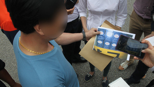 메인이미지  6 : 농약 사이다' 살해사건 피의자 박모(82) 할머니의 사위가 20일 오후 대구지방법원 상주지원에서 경찰 수사에 항의하며 기자들에게 박카스병 제조번호를 설명하고 있다. (상주=연합뉴스)
