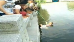 [월드리포트] "엄마와 아내 중 누구를 구할래?" 남자의 선택은&hellip;