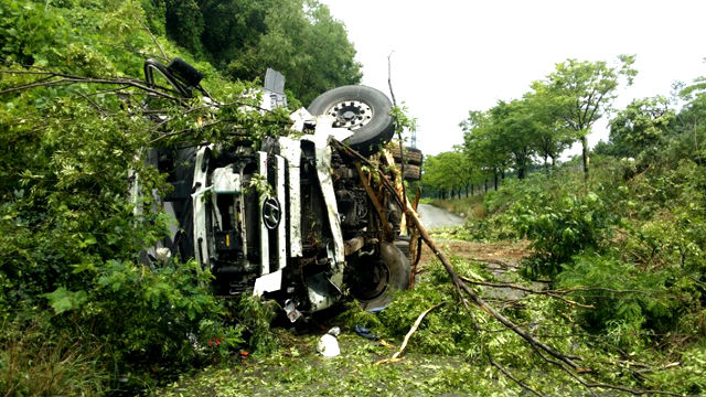 메인이미지  2 : 21일 오전 11시 10분께 충북 제천시 봉양읍 봉양리 인근 중앙고속도로 부산방면 284㎞ 지점에서 연료 운반차량이 빗길에 미끄러지면서 도로 우측 가드레일을 들이받고서 5ｍ 아래로 추락했다. 이 사고로 인명피해는 없었다. (연합뉴스)