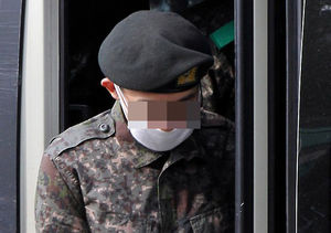 고개숙인 'GOP 총기난사' 임 병장&hellip;"진심으로 죄송"