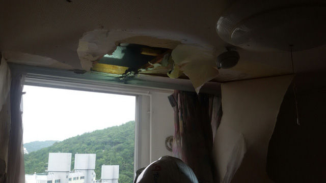 메인이미지  2 : 22일 오전 9시 50분께 부산 북구 만덕동의 한 아파트 15층 주방에서 휴대용 가스버너가 폭발했다. 사진은 폭발 여파로 가스버너가 튀어오르며 천장을 파손한 모습. (부산=연합뉴스)