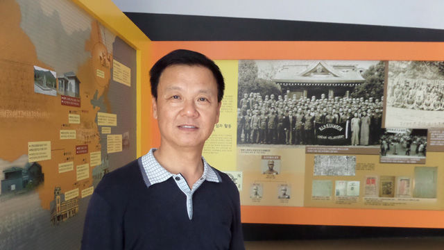 메인이미지  4 : 조선의용대의 열사를 알려온 상룽성(尙榮生.60) 조선의용군열사기념관장. 토박이 중국인인 상 관장은 한단(邯鄲)시에 있는 국립묘소인 진지루위(晉冀魯豫) 열사릉원에서 연구원으로 일하며 조선의용대의 역사를 연구해왔다. (한단<중국>=연합뉴스)