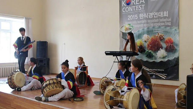 메인이미지  4 : 22일(현지시간) 중앙아시아의 우즈베키스탄에서 열린 한식 경연대회에서 축하공연이 펼쳐지고 있다.
