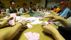 섬네일이미지  3: 현대중공업 노조가 파업 찬반투표를 한 23일 오후 울산 현대중공업 본사 체육관에서 개표작업이 진행되고 있다.