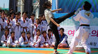 섬네일이미지  4: 25일 오후 울산시 동구 일산해수욕장에서 한 여경의 발차기 시범을 어린이들이 지켜보고 있다. 이날 울산 여경 10명이 지역 태권도시범단과 함께 호신술, 체포술 등을 선보였다.