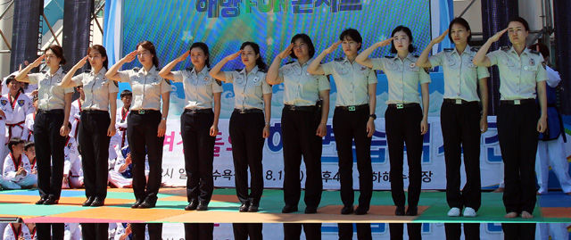 메인이미지  5 :  25일 오후 울산시 동구 일산해수욕장에서 열린 '해변무도대회'에 참가한 울산 여경 10명이 경례를 하고 있다. 이들은 지역 태권도 시범단과 함께 호신술, 체포술 시범을 보였다.