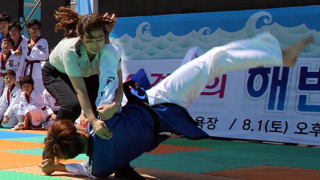 메인이미지  1 : 25일 오후 울산시 동구 일산해수욕장에서 한 여경이 업어치기 시범을 보이고 있다. 이날 울산 여경 10명이 지역 태권도시범단과 함께 호신술, 체포술 등을 선보였다. 