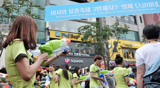 메인이미지  5 : 25일 서울 신촌 연세로 일대에서 열린 '제3회 신촌 물총축제' 참여자들이 물총으로 물놀이를 즐기고 있다.