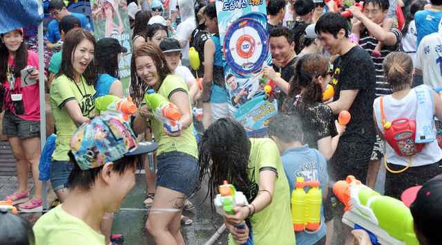 메인이미지  4 : 25일 서울 신촌 연세로 일대에서 열린 '제3회 신촌 물총축제' 참여자들이 물총으로 물놀이를 즐기고 있다.