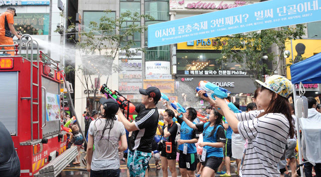 메인이미지  2 : 25일 서울 신촌 연세로 일대에서 열린 '제3회 신촌 물총축제' 참여자들이 물총으로 물놀이를 즐기고 있다.
