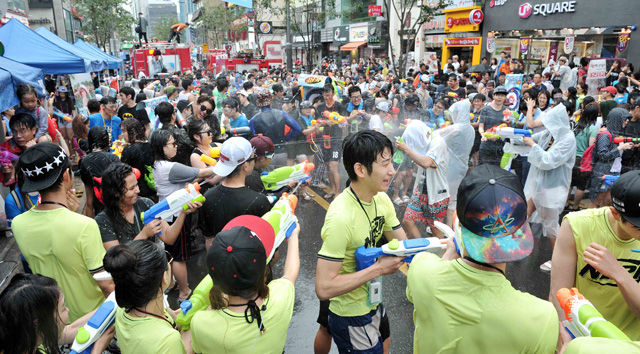 메인이미지  1 : 25일 서울 신촌 연세로 일대에서 열린 '제3회 신촌 물총축제' 참여자들이 물총으로 물놀이를 즐기고 있다.
