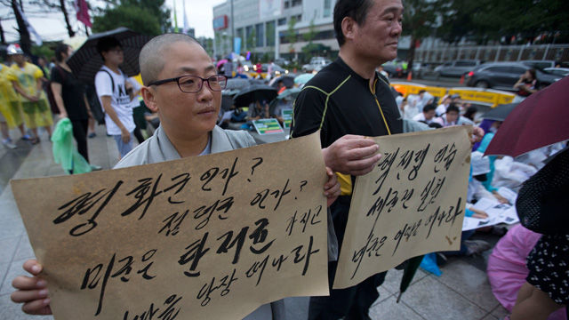 메인이미지  7 : 25일 오후 서울 용산구 전쟁기념관 앞에서 전쟁반대평화실현국민행동 주최로 열린 탄저균 불법반입 등 미국규탄 평화대회에서 참가자들이 탄저균 불법 반입과 사드배치를 강요하는 미국을 규탄하는 구호를 외치고 있다.