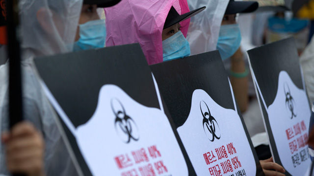 메인이미지  6 : 25일 오후 서울 용산구 전쟁기념관 앞에서 전쟁반대평화실현국민행동 주최로 열린 탄저균 불법반입 등 미국규탄 평화대회에서 참가자들이 탄저균 불법 반입과 사드배치를 강요하는 미국을 규탄하는 구호를 외치고 있다.