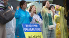 섬네일이미지  5:25일 오후 서울 용산구 전쟁기념관 앞에서 전쟁반대평화실현국민행동 주최로 열린 탄저균 불법반입 등 미국규탄 평화대회에서 참가자들이 탄저균 불법 반입과 사드배치를 강요하는 미국을 규탄하는 구호를 외치고 있다.