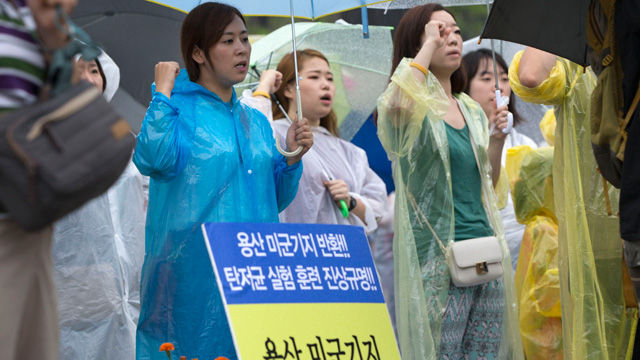 메인이미지  5 : 25일 오후 서울 용산구 전쟁기념관 앞에서 전쟁반대평화실현국민행동 주최로 열린 탄저균 불법반입 등 미국규탄 평화대회에서 참가자들이 탄저균 불법 반입과 사드배치를 강요하는 미국을 규탄하는 구호를 외치고 있다.