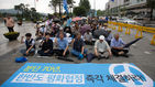 섬네일이미지  3:25일 오후 서울 용산구 전쟁기념관 앞에서 전쟁반대평화실현국민행동 주최로 열린 탄저균 불법반입 등 미국규탄 평화대회에서 참가자들이 탄저균 불법 반입과 사드배치를 강요하는 미국을 규탄하는 구호를 외치고 있다.