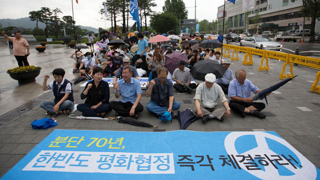 메인이미지  3 : 25일 오후 서울 용산구 전쟁기념관 앞에서 전쟁반대평화실현국민행동 주최로 열린 탄저균 불법반입 등 미국규탄 평화대회에서 참가자들이 탄저균 불법 반입과 사드배치를 강요하는 미국을 규탄하는 구호를 외치고 있다.