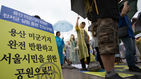 섬네일이미지  2:25일 오후 서울 용산구 전쟁기념관 앞에서 전쟁반대평화실현국민행동 주최로 열린 탄저균 불법반입 등 미국규탄 평화대회에서 참가자들이 탄저균 불법 반입과 사드배치를 강요하는 미국을 규탄하는 구호를 외치고 있다.