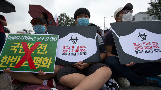 메인이미지  1 : 25일 오후 서울 용산구 전쟁기념관 앞에서 전쟁반대평화실현국민행동 주최로 열린 탄저균 불법반입 등 미국규탄 평화대회에서 참가자들이 탄저균 불법 반입과 사드배치를 강요하는 미국을 규탄하는 구호를 외치고 있다.