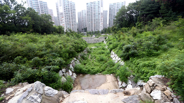 메인이미지  1 : 우면산 산사태가 발생한 지 4년이 지난 27일 사고 현장에는 산책로와 배수 시설이 조성돼 있다. 2011년 7월 27일 집중호우와 부실한 풍수해 대책 등이 겹쳐 발생한 우면산 산사태는 16명의 목숨을 단번에 앗아가면서 서울시내 역대 최악의 참사 중 하나로 기록됐다. (연합뉴스)
