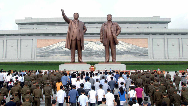 메인이미지  4 : 북한의 전승절인 27일 인민군 장병과 근로자, 청소년, 북한 주재 외국인들이 만수대 언덕의 김일성ㆍ김정일 동상을 참배하고 있다.