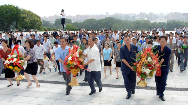 메인이미지  3 : 북한의 전승절인 27일 북한주민들이 만수대 언덕의 김일성ㆍ김정일 동상을 참배하고 있다.
