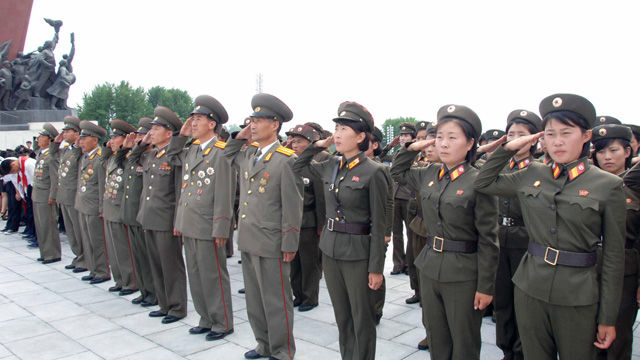 메인이미지  2 : 북한의 전승절인 27일 인민군 장병과 근로자, 청소년, 북한 주재 외국인들이 만수대 언덕의 김일성ㆍ김정일 동상을 참배하고 있다.