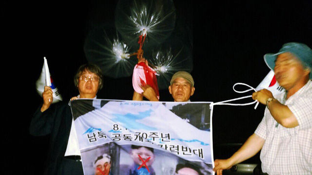 메인이미지  3 : 27일 임진각에서 경찰 봉쇄로 대북 전단을 날리는 데 실패한 보수단체 회원 일부가 경기도 김포로 이동해 전단 살포를 강행하고 있다.
