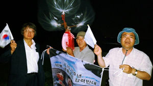 [슬라이드 포토] 보수단체, 김포서 대북전단 살포 강행